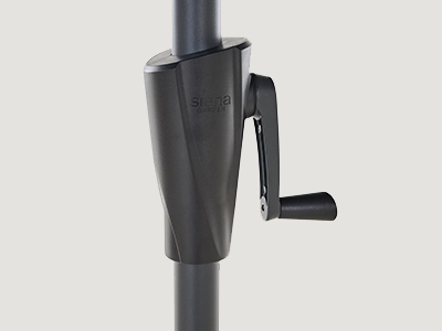 Nahaufnahme der schwarzen Kurbelmechanik am Schirmmast.