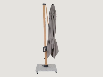 Geschlossener Ampelschirm in Grau. Am Mast in Holzoptik auf rollbarem Marmor-Schirmständer.