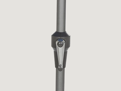 Nahaufnahme der Kurbelmechanik am Schirmmast mit Kurbelgriff.