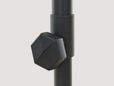 Nahaufnahme eines Drehknaufs in anthrazit an einem runden Schirmmast.