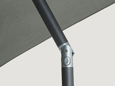 Nahaufnahme der Abknickfunktion am dunkelgrauen Schirmmast mit Knickgelenk in silbergrau.