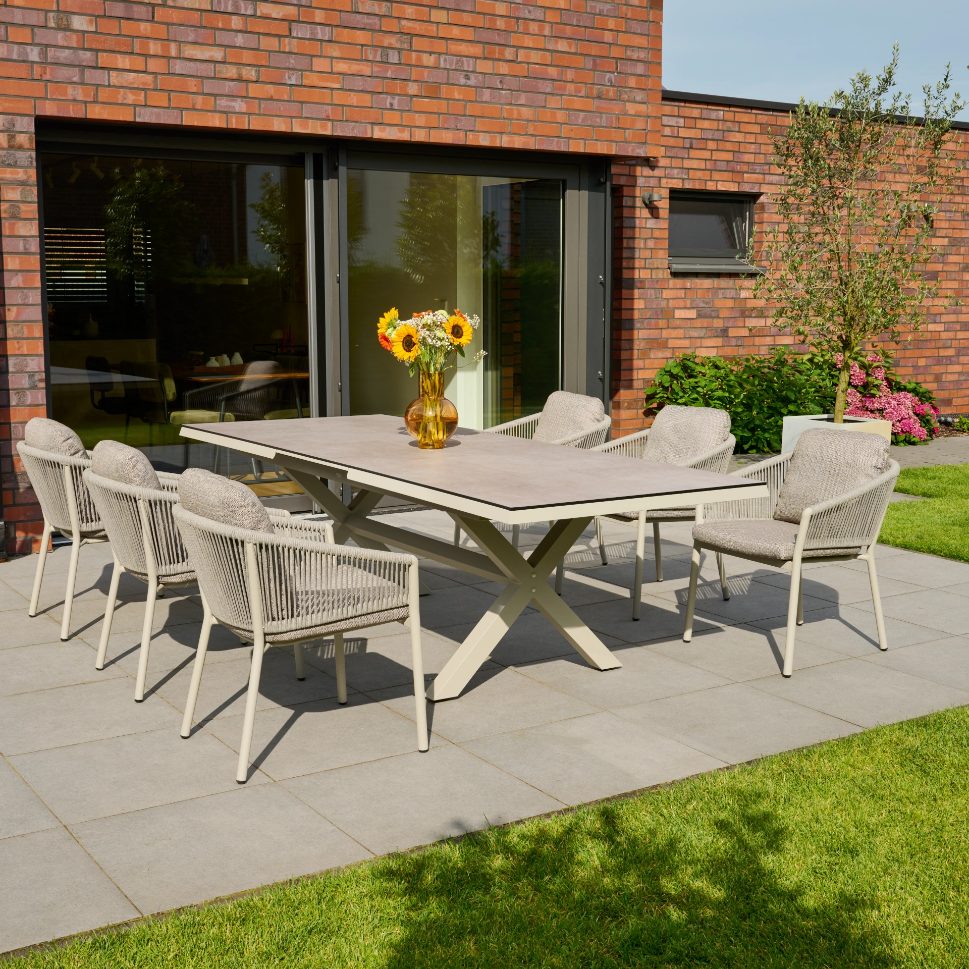 SINCRO / MERANO Gartenmöbelset | 6 Sitzplätze | beton hell / taupe braun | inkl. Kissen