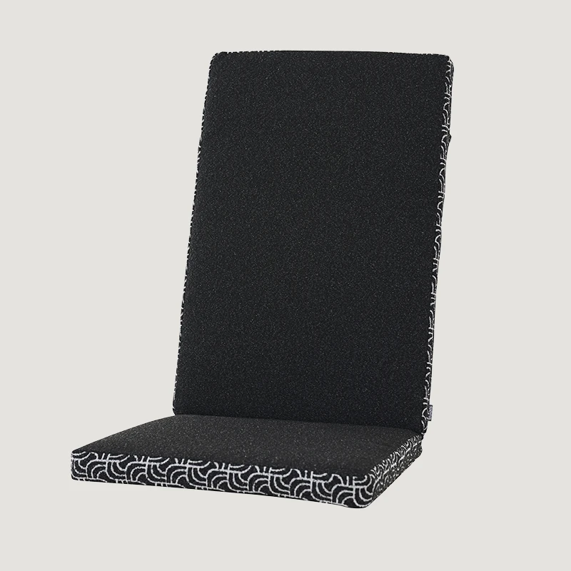 Schwarze, rechteckige Hochlehnen Sitzauflage mit schwarz-weiß gemusterten Kanten auf hellem Hintergrund.