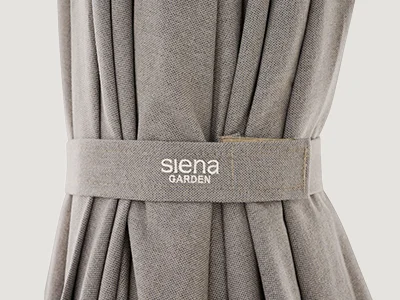 Gefalteter grauer Schirm mit Stoffband zum Verschließen und dem aufgestickten Markennamen „SIENA GARDEN“.