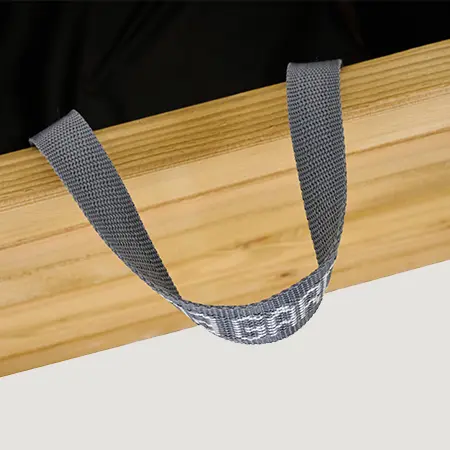 Detailansicht eines grauen Textil Tragegriffs mit Markenaufdruck an der Oberkante eines Holz Pflanzkastens.
