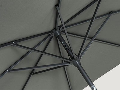 Blick unter das Schirmdach auf das schwarze Streben  und Gestänge-System.