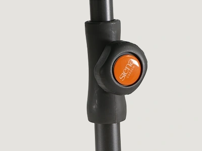 Nahaufnahme der schwarzen Höhenverstellung am Schirmmast mit rundem Knopf mit SIENA GARDEN Logo.