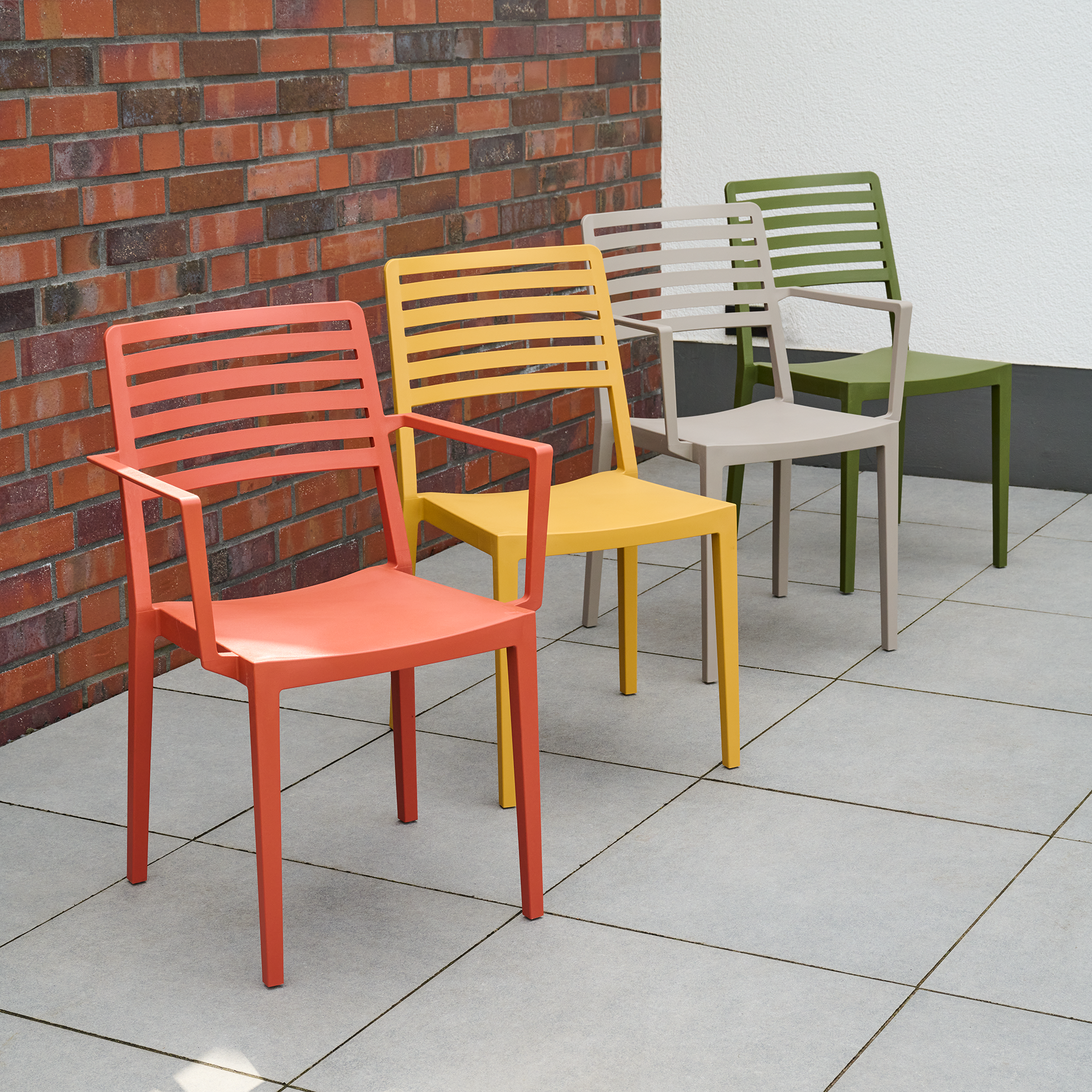 ALLEY Stapelsessel mit Armlehne | taupe | Urban Li...