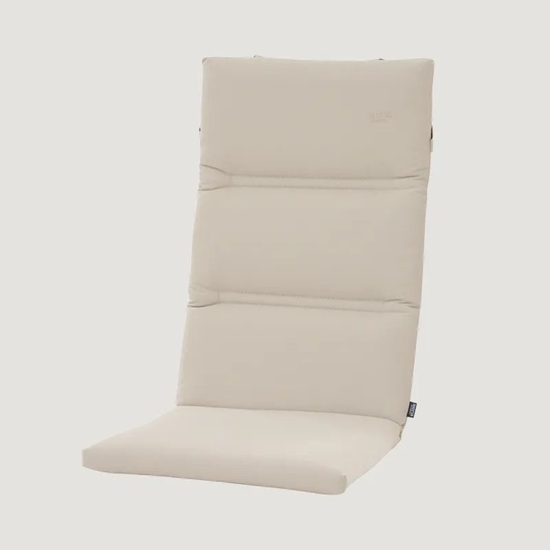 Beige Hochlehnen Sitzauflage mit glatter Oberfläche und drei Steppbereichen vor hellem Hintergrund.