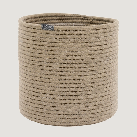 Rundes, beigefarbenes Pflanzgefäß aus Rope und kleinem Markenetikett am oberen Rand vor hellem Hintergrund.