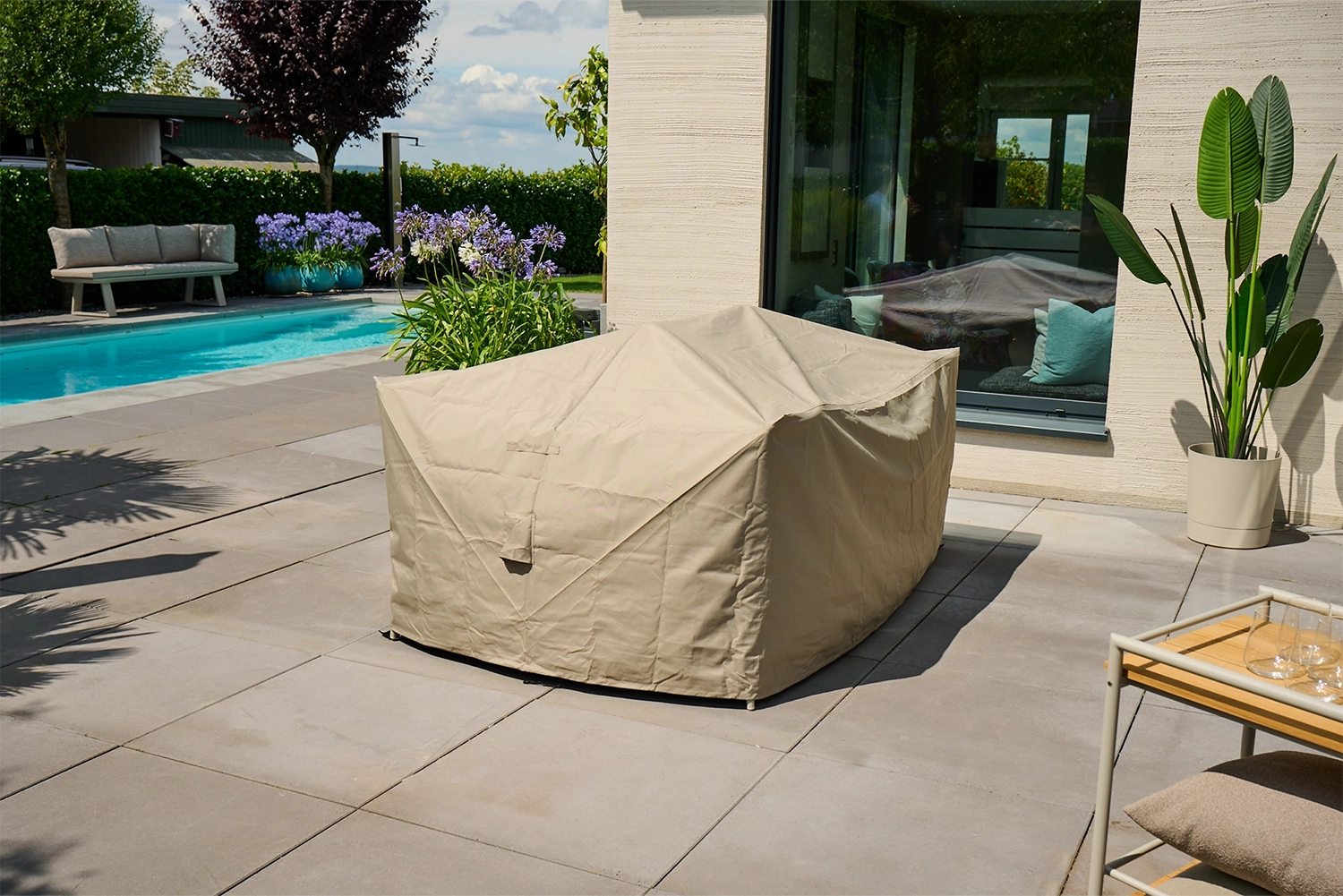 Abgedeckte Außenmöbel mit Schutzhülle AquaShield