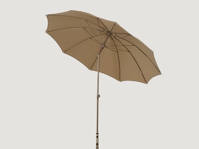 Komplettansicht eines geöffneten Sonnenschirms mit beigefarbenen Dach und schlankem Mast.