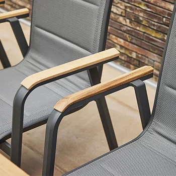 Nahaufnahme zweier Gartenstühle mit grauem Metallrahmen, grauer Textilbespannung und Armlehnen aus hellem Holz