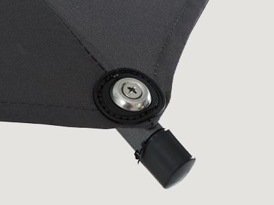 Detail einer Schirmspitze mit Schraubverbindung und schwarzer Endkappe.