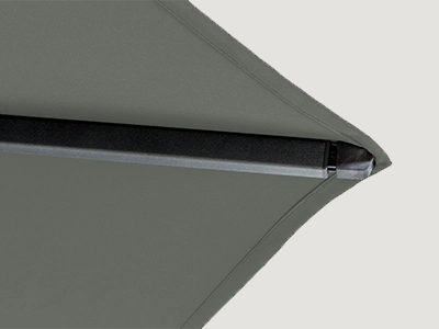 Detailansicht einer Schirmstrebe unter dem textilen dunkelgrauen Schirmdach.