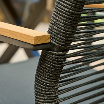 Detailaufnahme einer Outdoor Stuhllehne aus dunkelgrauem Rope Geflecht mit Holzarmlehne.