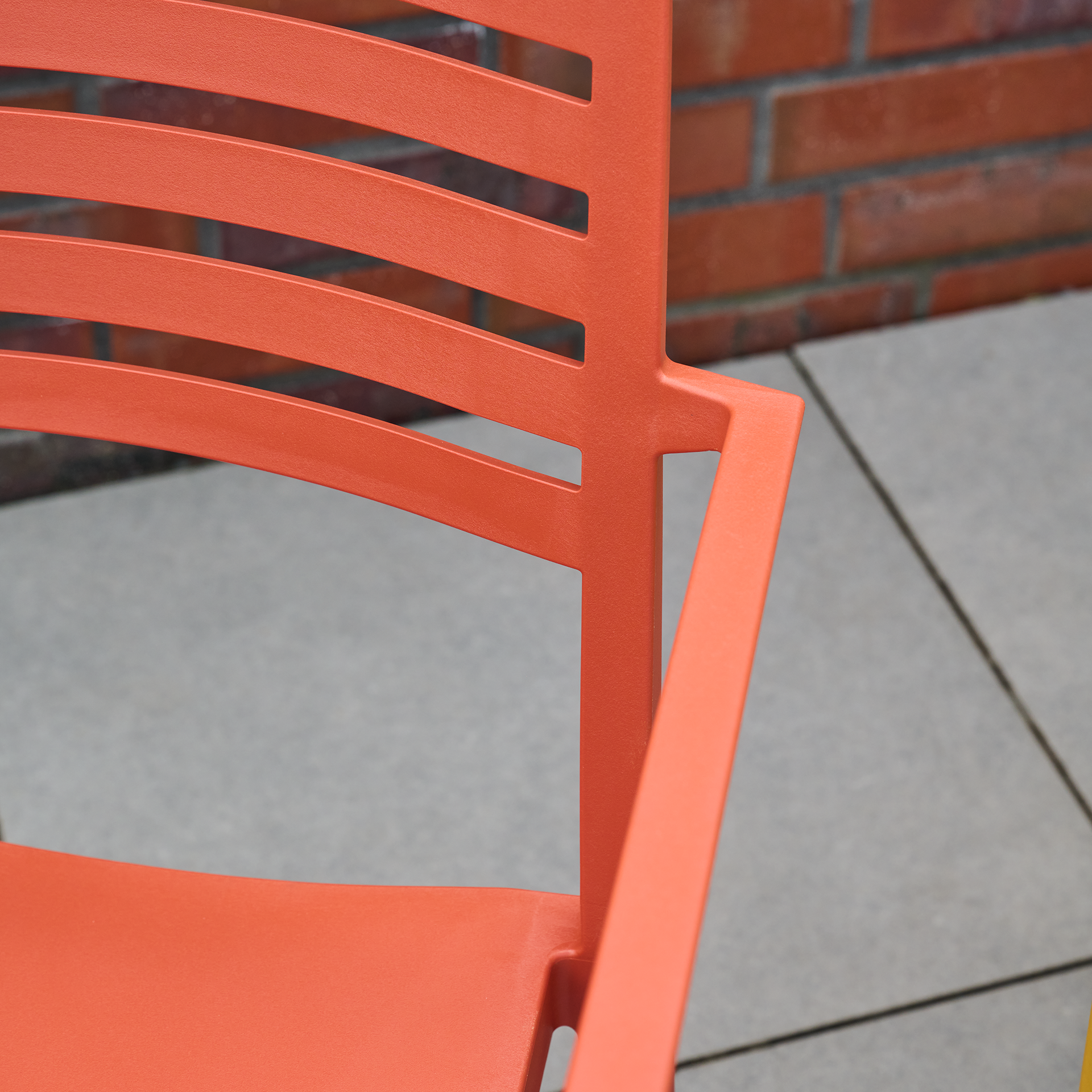 ALLEY Stapelsessel mit Armlehne | brick | Urban Li...