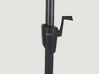 Nahaufnahme der schwarzen Kurbelmechanik am Schirmmast.