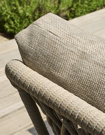 Detailaufnahme einer Outdoor Stuhllehne mit hellbraunem Rope Geflecht und strukturiertem Polster.