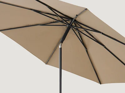 Geöffneter Sonnenschirm mit Knickfunktion, mit beigem Bezug und Mast in anthrazit.