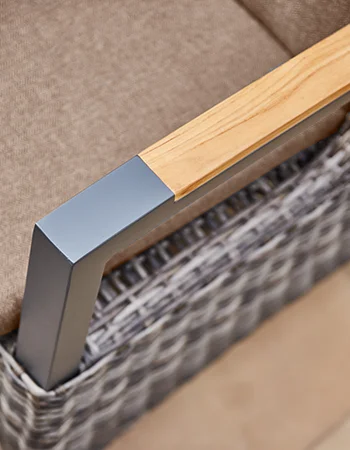 Detailaufnahme einer Outdoor Stuhlarmlehne aus Metall mit hellem Holz und grauem Geflecht.