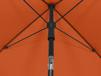 Blick unter das rote Schirmdach auf Mast und auf das schwarze Streben System.