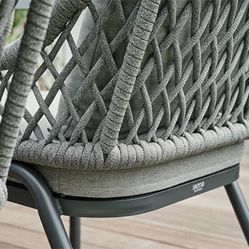 Detailaufnahme eines Outdoor Stuhls mit grauem Rope Geflecht und gepolsterter Sitzfläche auf Metallgestell.