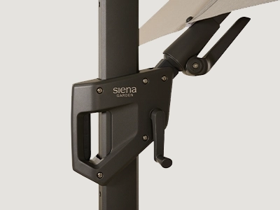 Nahaufnahme der N+ Funktion mit schwarzer Kurbelmechanik und dem Hebelgelenk an einem Ampelschirmmast.