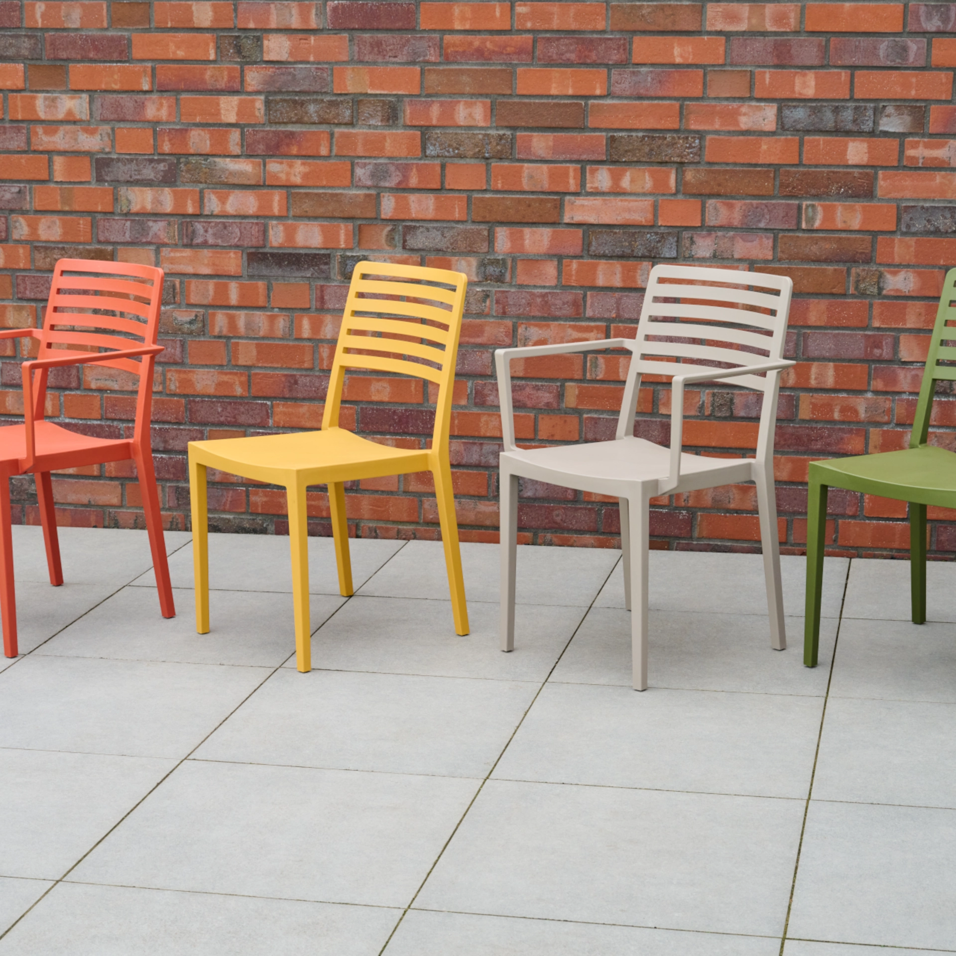 ALLEY Stapelsessel mit Armlehne | taupe | Urban Li...