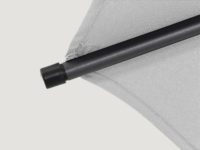 Detailaufnahme einer schwarzen Schirmstrebe an der hellgrauen Bespannung.