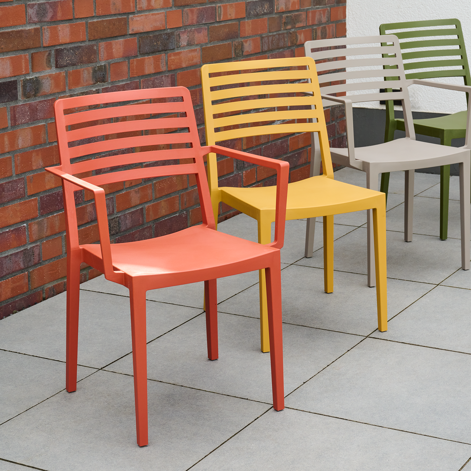 ALLEY Stapelsessel mit Armlehne | brick | Urban Li...