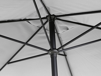 Blick unter das graue Schirmdach auf Mast und schwarzes Streben System.