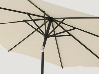 Blick unter das helle Schirmdach auf das schwarze Streben System und den Mast.