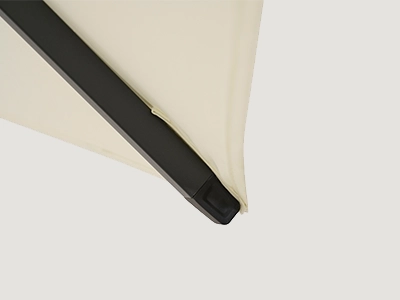 Detail einer Schirmdachspitze mit schwarzer Strebe unter hellem Schirmdach.