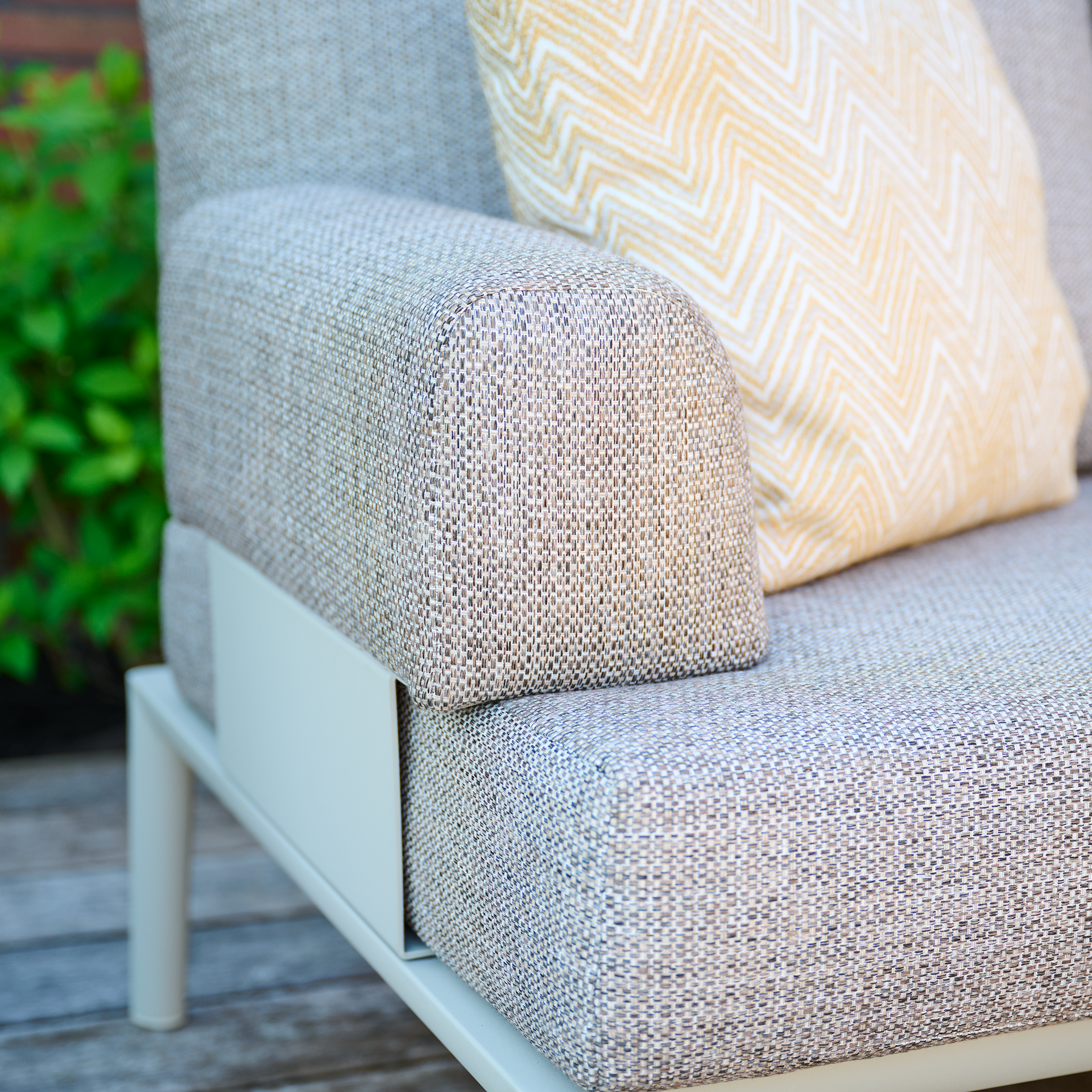 CALDARO 2er Bank mit Armlehne | taupe braun / seid...