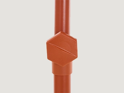 Nahaufnahme des sechseckigen Drehverschlusses am roten Schirmmast.