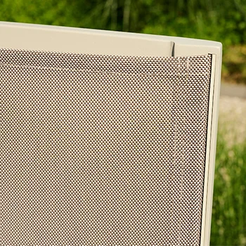 Nahaufnahme einer Outdoor Stuhllehne mit feinem Textilgewebe und hellem Metallrahmen.